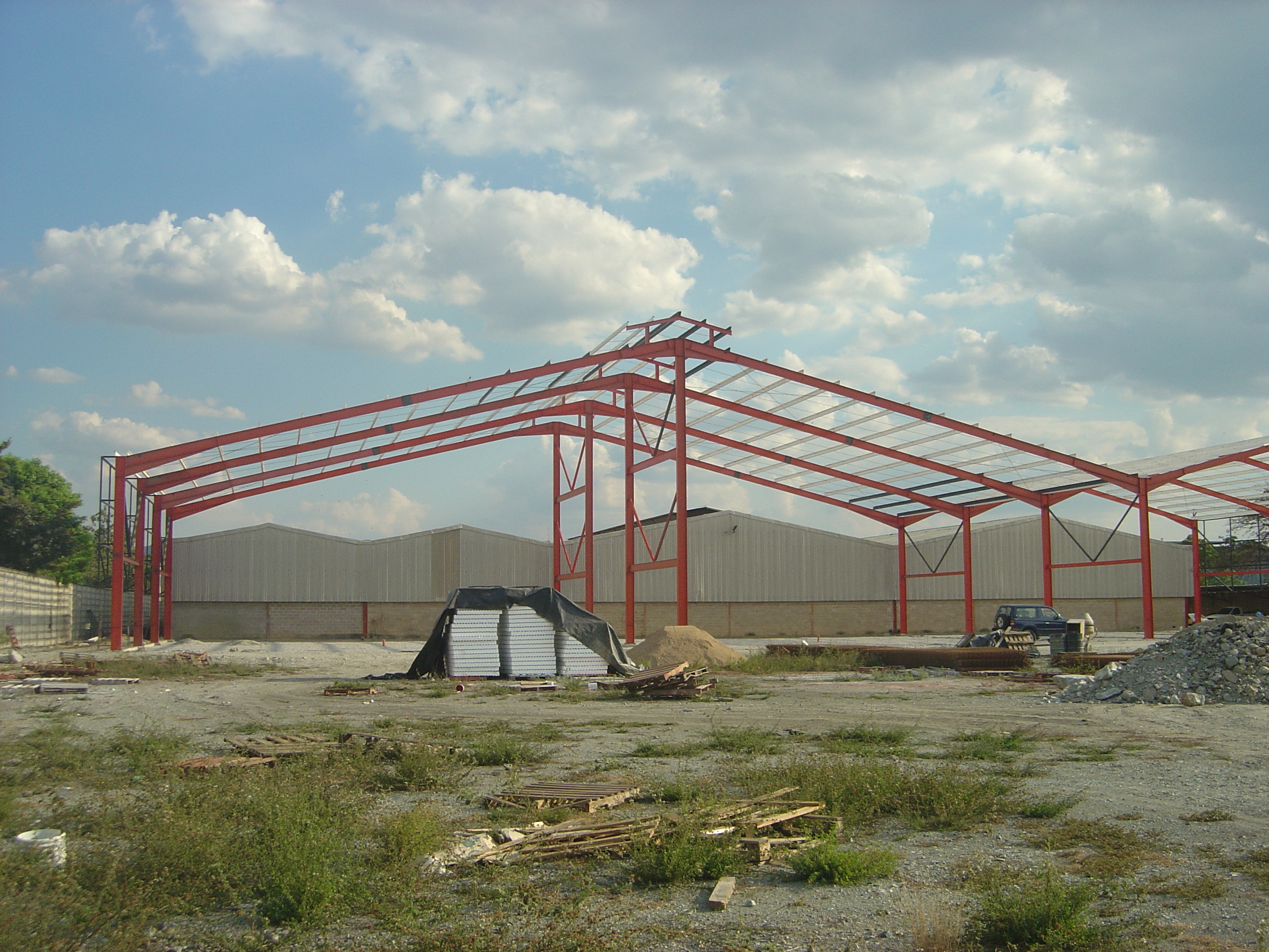 Estructura metálica en montaje